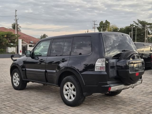Mitsubishi Pajero bei poa sokoni Dar es Salaam Tanzania