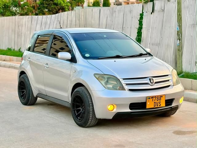 Magari IST 2004 lipo Dar es Salaam