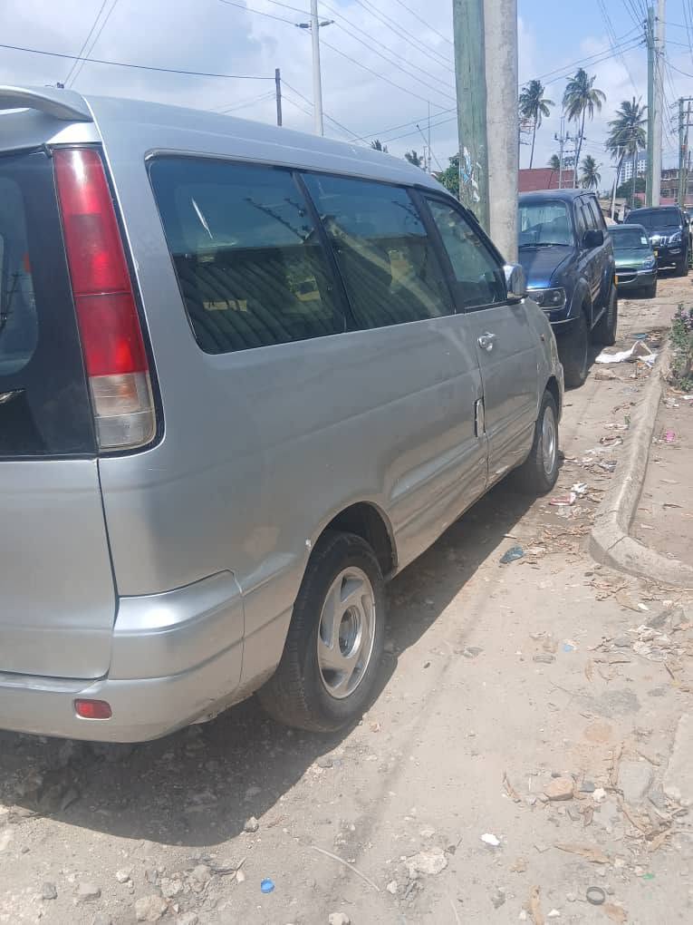 Magari Sokoni Toyota Noah ya Bei Poa 2000