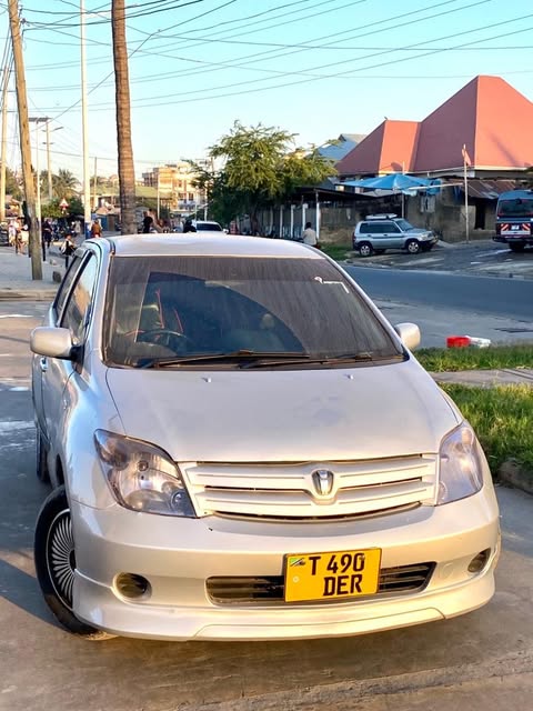 Magari IST 2004 lipo Dar es Salaam