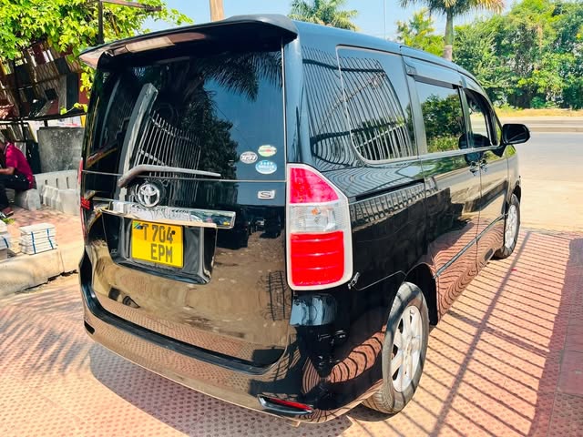 Magari Sokoni Toyota Noah ya Bei Poa 2010