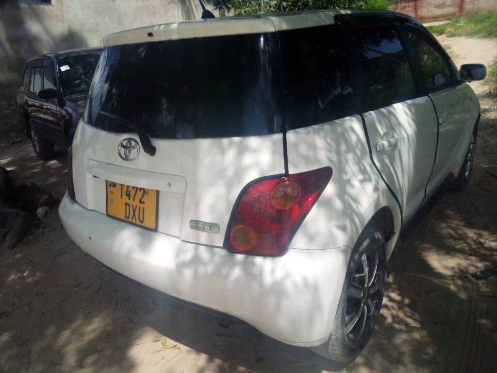 Magari Sokoni Toyota IST ya Bei Poa 2004