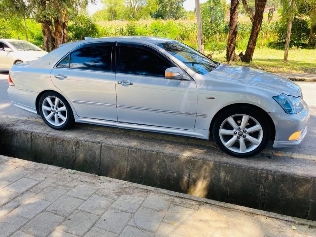 Magari Sokoni Toyota Crown ya Bei Poa 2005