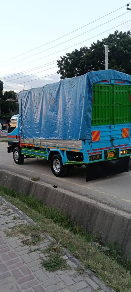 Mitsubishi Canter bei poa sokoni Dar es Salaam Tanzania