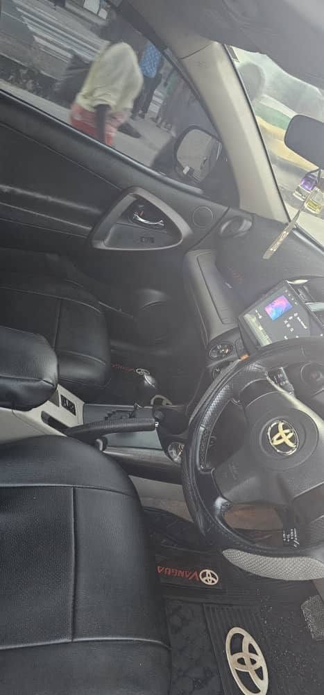 Toyota Vanguard bei poa sokoni Dar es Salaam Tanzania