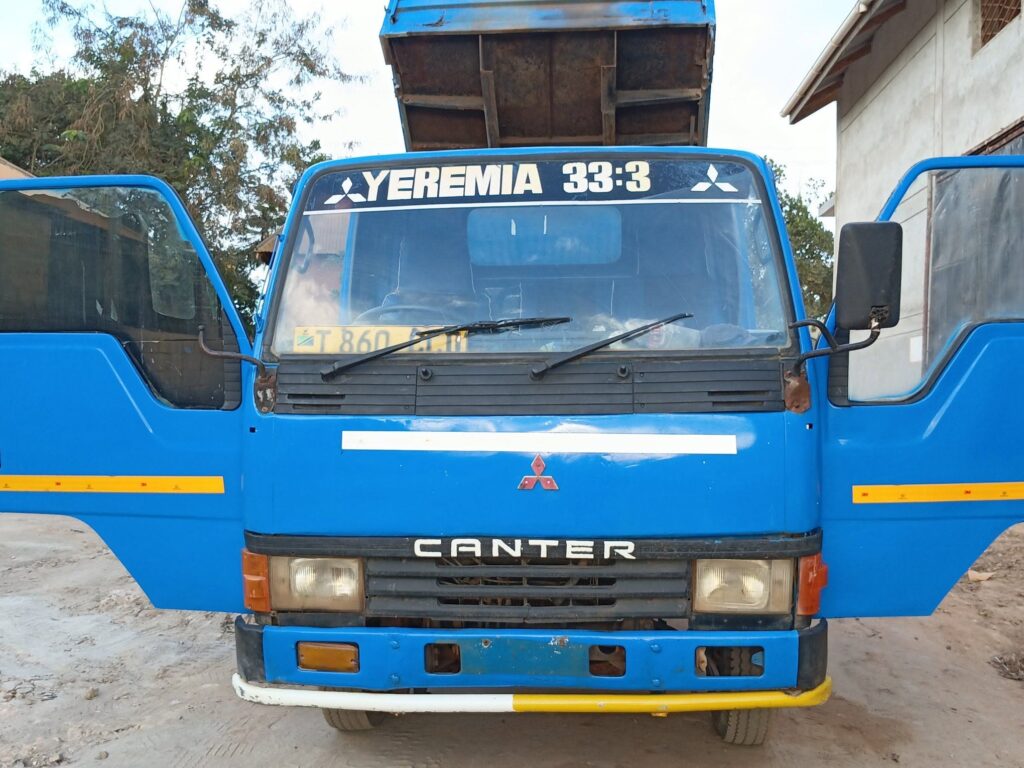 Magari Sokoni Mitsubishi Canter ya Bei Poa 2000