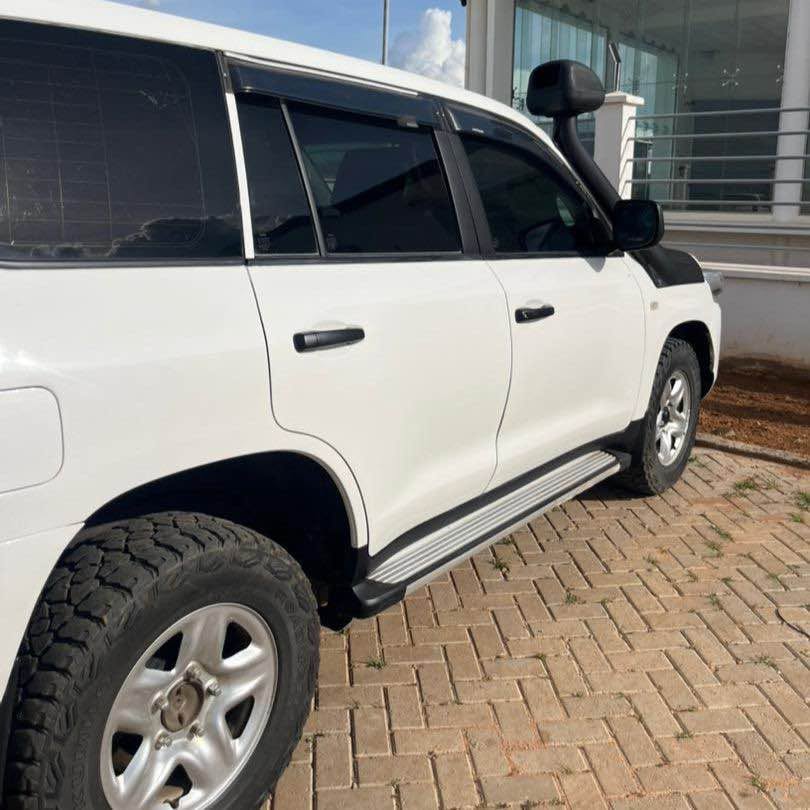 Toyota Land Cruiser V8 bei poa sokoni Dar es Salaam Tanzania