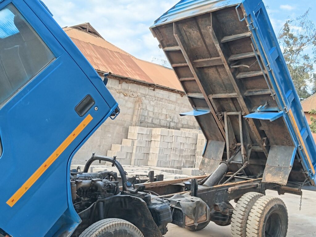 Mitsubishi Canter bei poa sokoni Dar es Salaam Tanzania