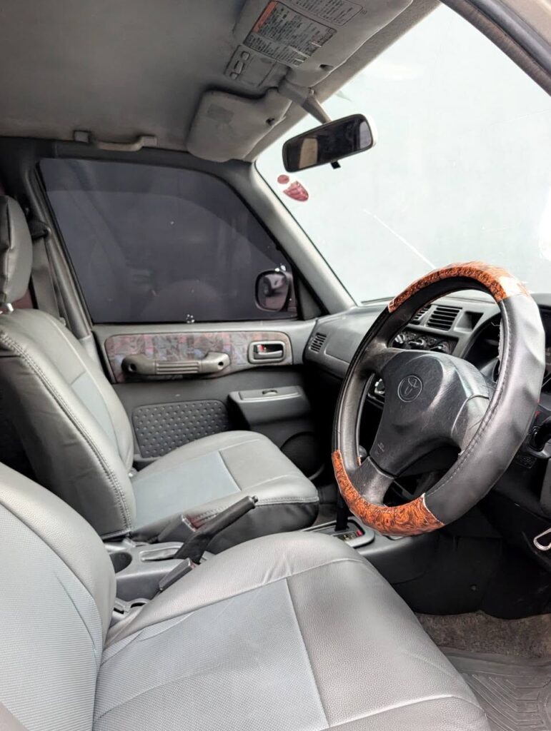 Toyota Rav4 bei poa sokoni Dar es Salaam Tanzania