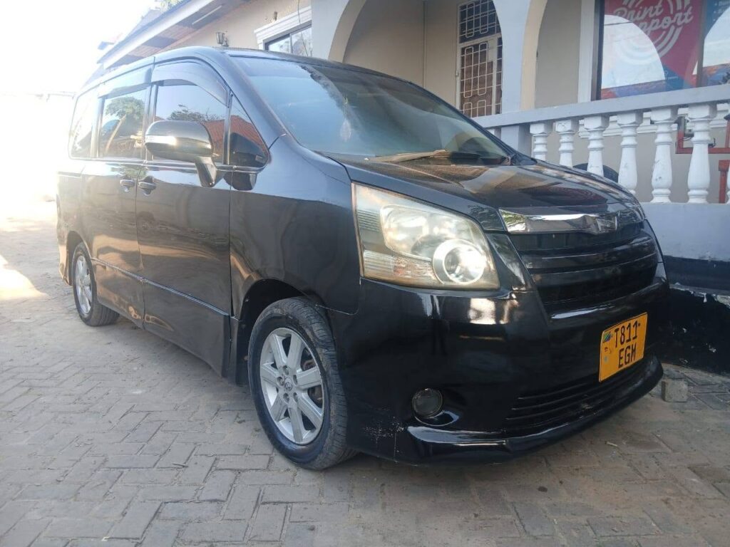 Magari Noah 2008 lipo Dar es Salaam