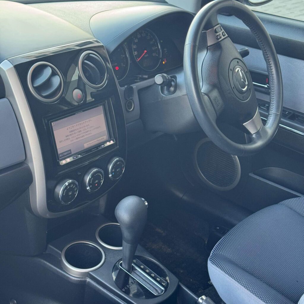 Mazda Verisa bei poa sokoni Dar es Salaam Tanzania