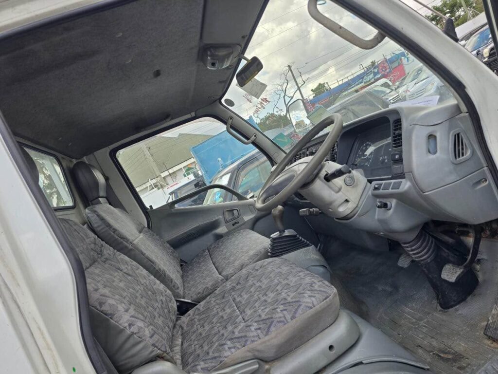 Mitsubishi Canter bei poa sokoni Dar es Salaam Tanzania