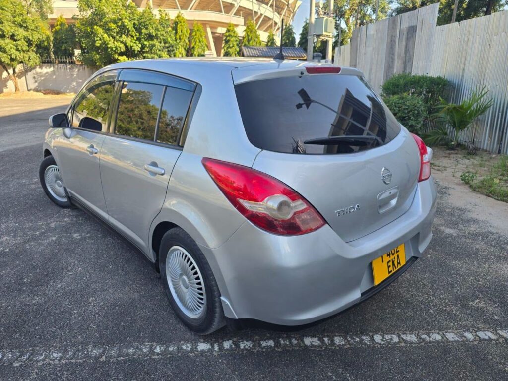 Nissan Tiida bei poa sokoni Dar es Salaam Tanzania