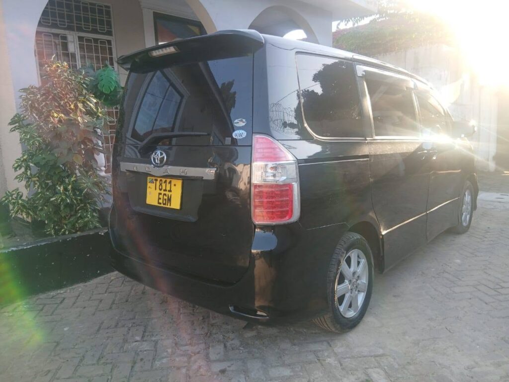 Toyota Noah bei poa sokoni Dar es Salaam Tanzania