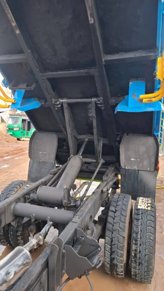 Mitsubishi Canter bei poa sokoni Dar es Salaam Tanzania