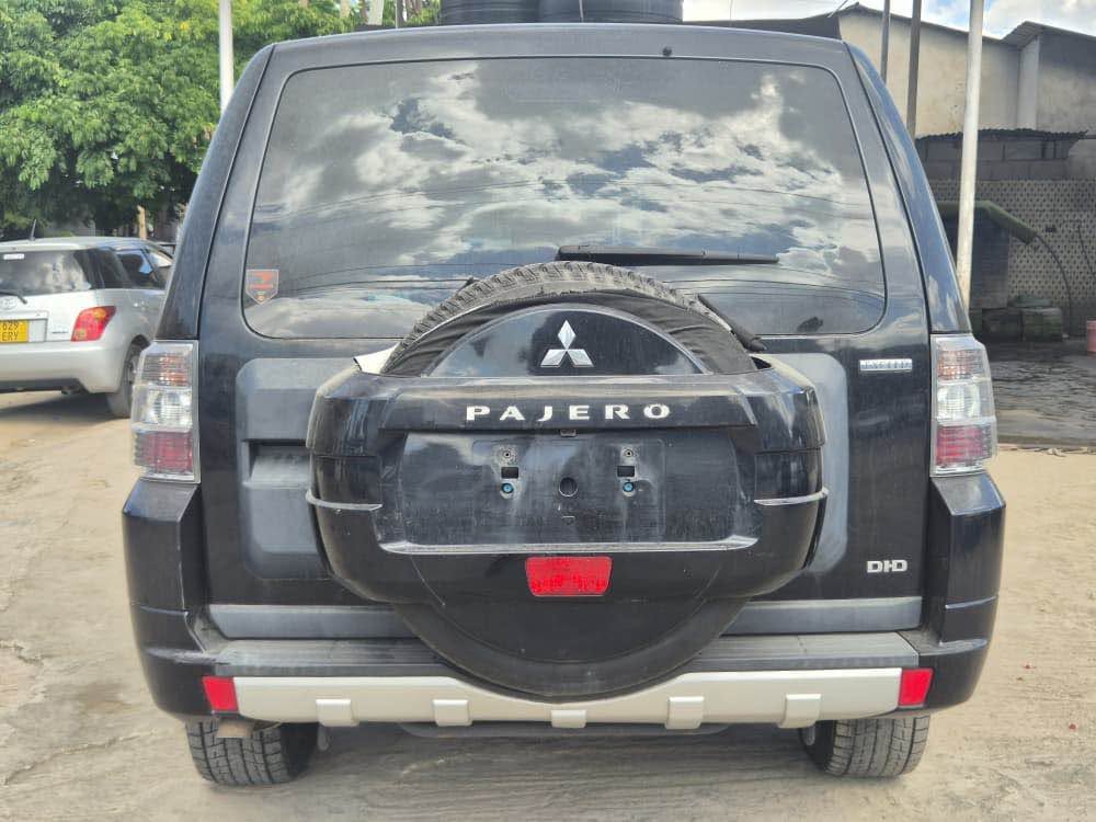 Mitsubishi Pajero bei poa sokoni Dar es Salaam Tanzania