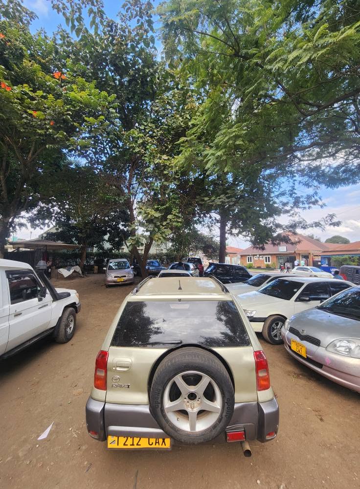 Toyota Rav4 bei poa sokoni Arusha Tanzania