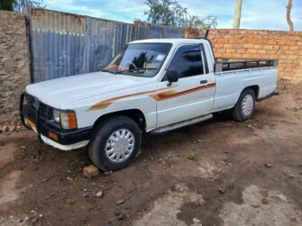 Bei Ya Toyota Hilux 1992 Sokoni Mbeya Tanzania