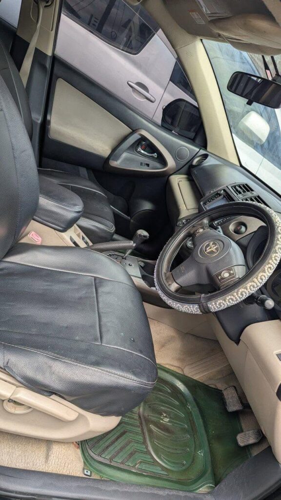 Magari Sokoni Toyota Vanguard ya Bei Poa 2010