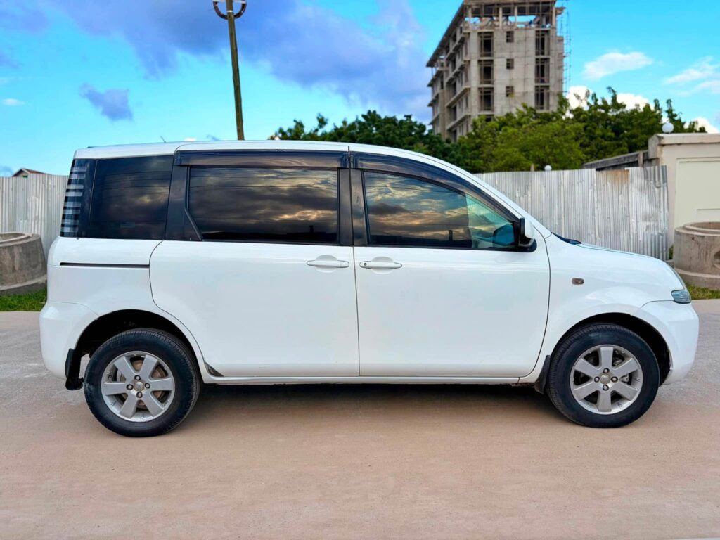 Price Toyota Sienta 2004 for Sale in Dar es Salaam