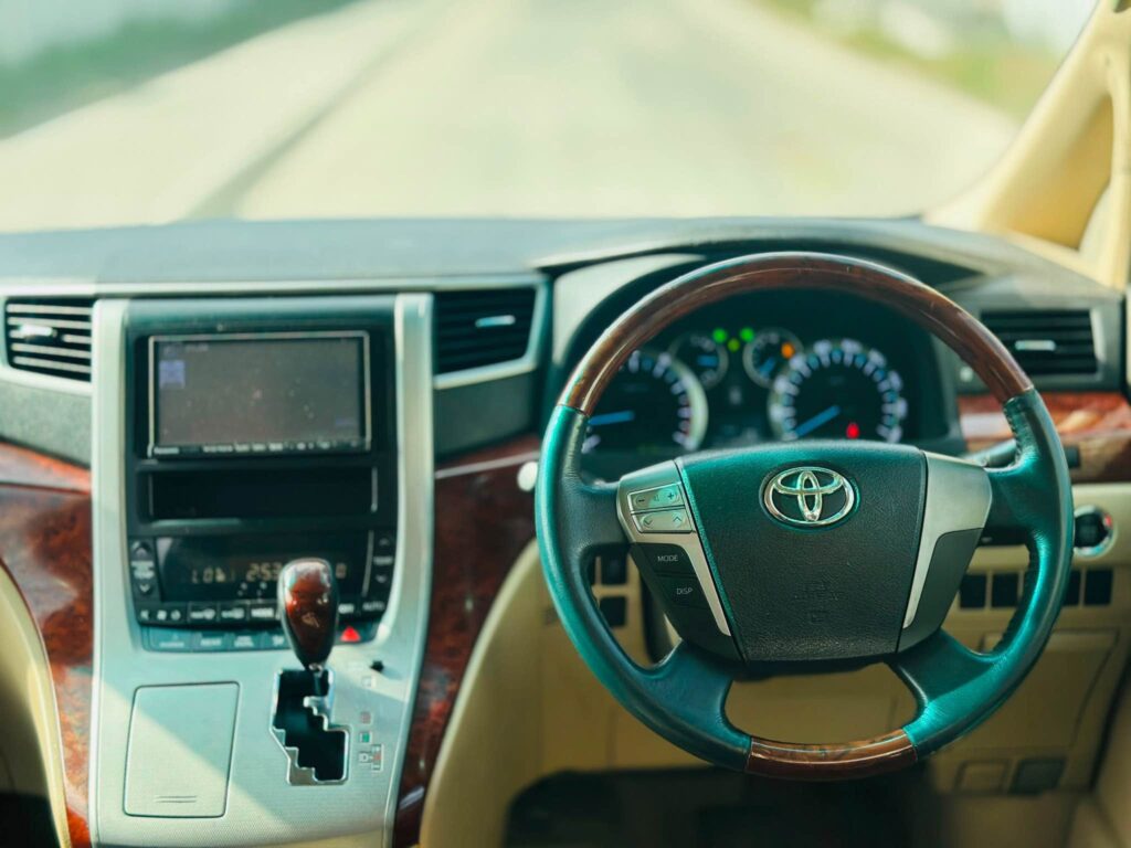 Toyota Alphard bei poa sokoni Dar es Salaam Tanzania