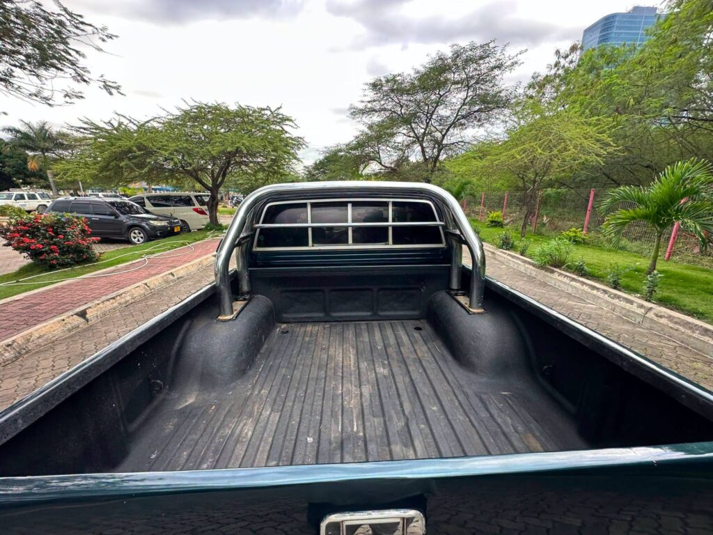 Magari Sokoni Toyota Hilux ya Bei Poa 1995