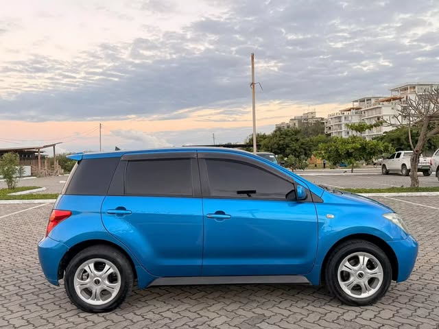 Toyota IST 2002 Inauzwa Dar es Salaam Tanzania