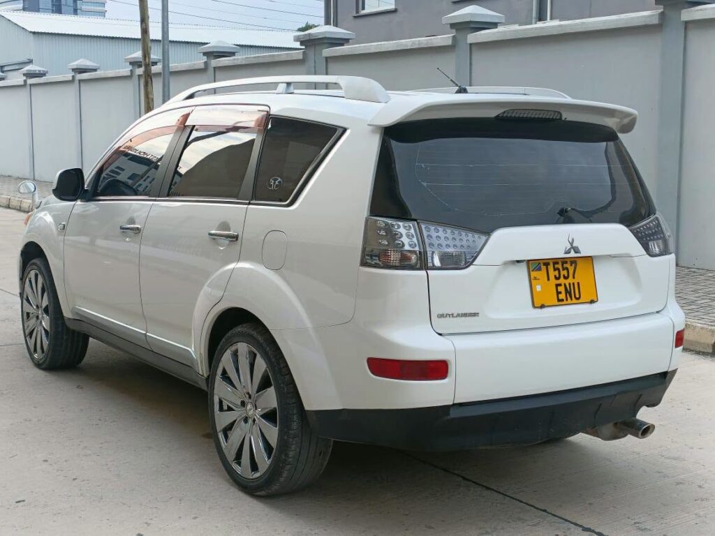 Magari Outlander 2010 lipo Dar es Salaam
