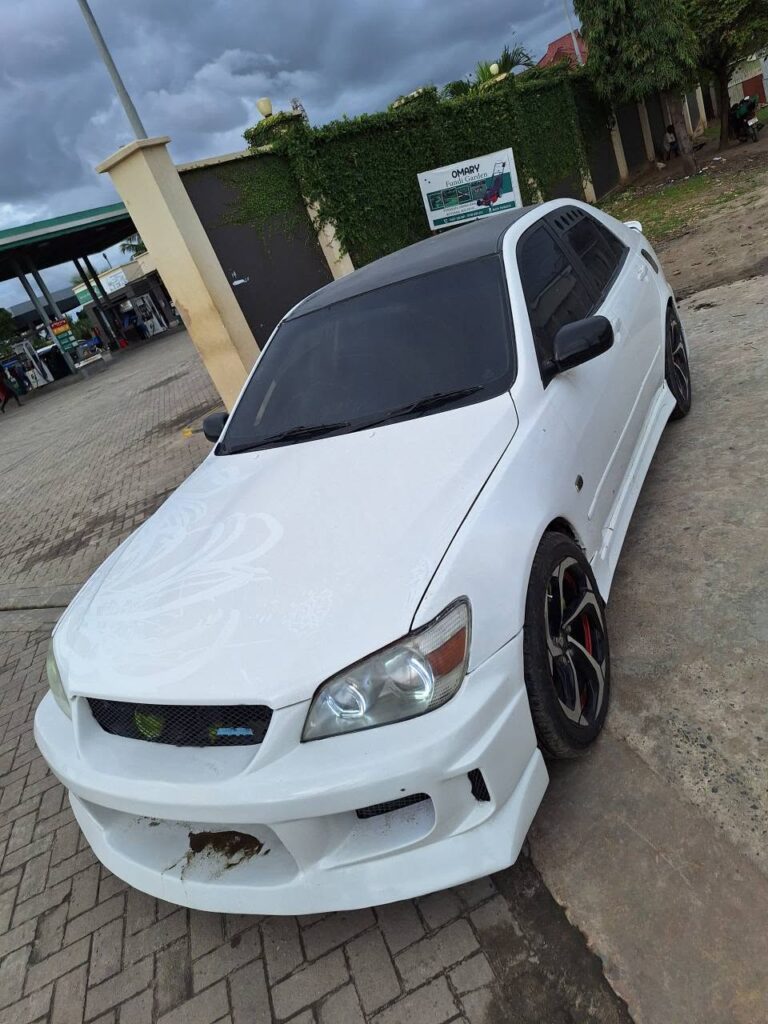 Magari Sokoni Toyota Altezza ya Bei Poa 2002