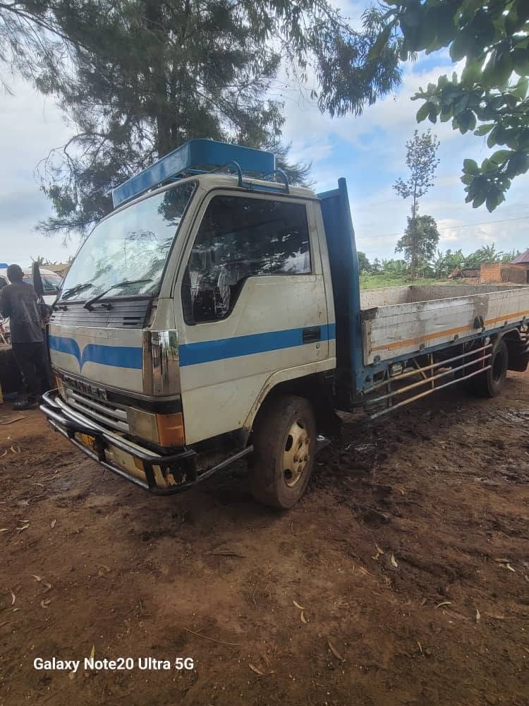 Mitsubishi Canter bei poa sokoni Geita Tanzania