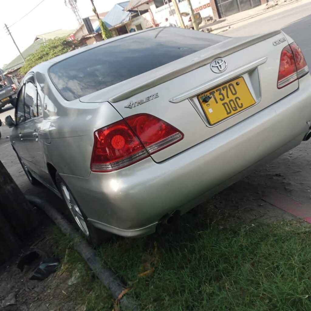 Magari Crown 2005 lipo Dar es Salaam