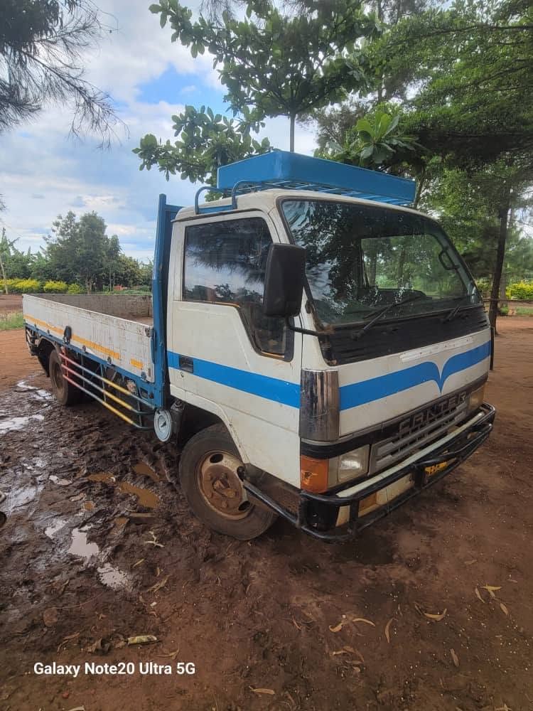 Magari Sokoni Mitsubishi Canter ya Bei Poa 1995