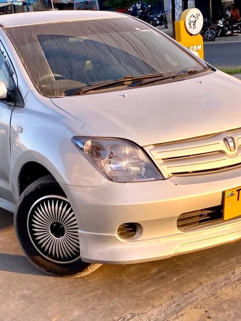 Magari Sokoni Toyota IST ya Bei Poa 2004