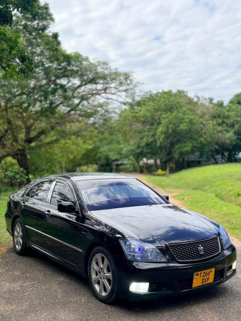 Magari Crown 2005 lipo Dar es Salaam
