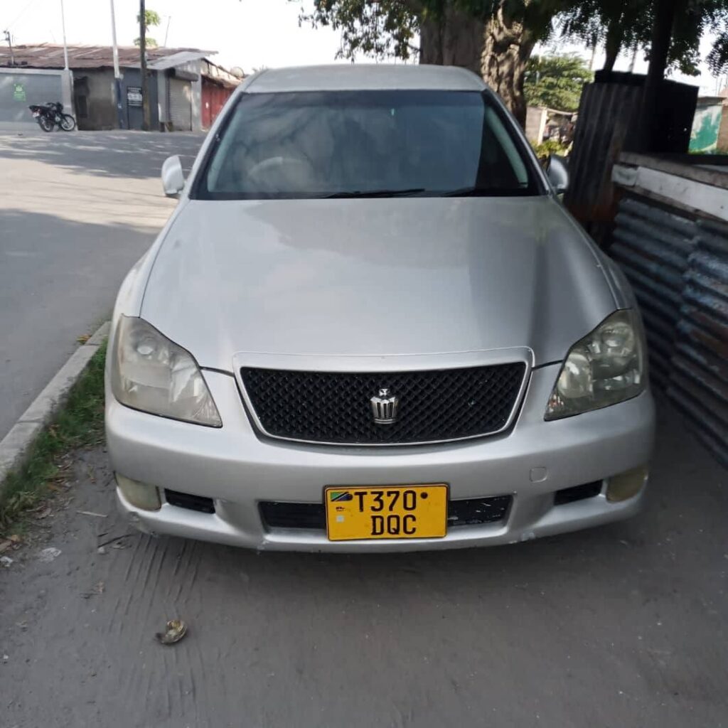 Magari Sokoni Toyota Crown ya Bei Poa 2005