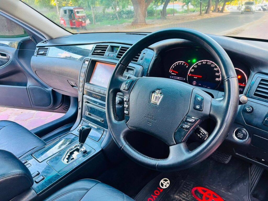 Magari Sokoni Toyota Crown ya Bei Poa 2006