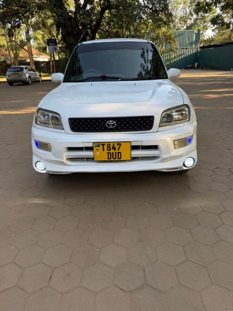 Toyota Rav4 bei poa sokoni Dar es Salaam Tanzania