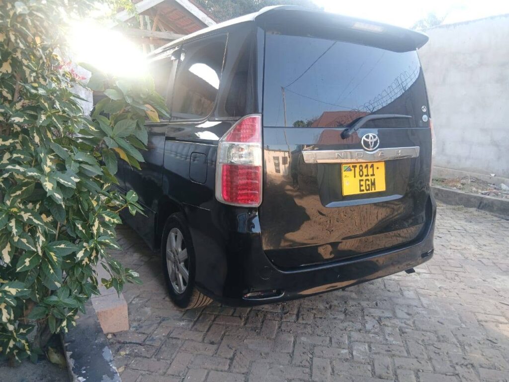 Magari Sokoni Toyota Noah ya Bei Poa 2008