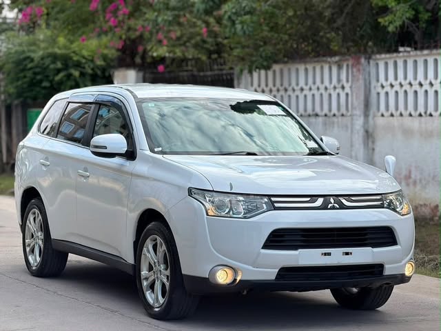 Magari Sokoni Mitsubishi Outlander ya Bei Poa 2013