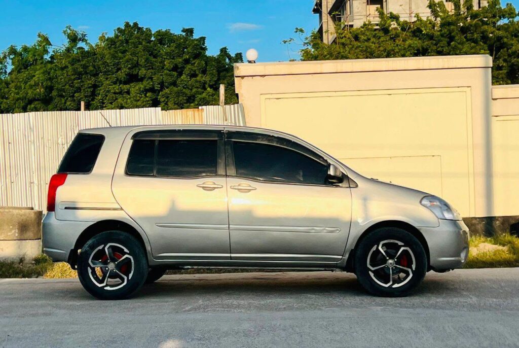Toyota Raum bei poa sokoni Dar es Salaam Tanzania
