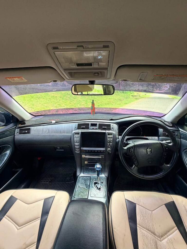 Magari Sokoni Toyota Crown ya Bei Poa 2005