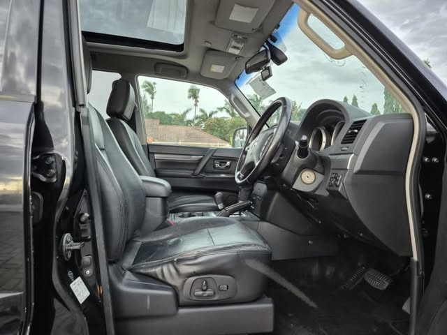 Mitsubishi Pajero bei poa sokoni Dar es Salaam Tanzania