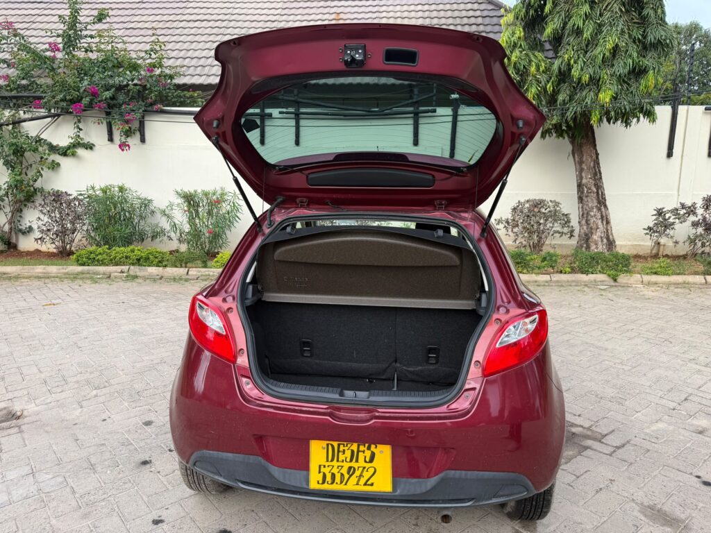 Mazda Demio bei poa sokoni Dar es Salaam Tanzania