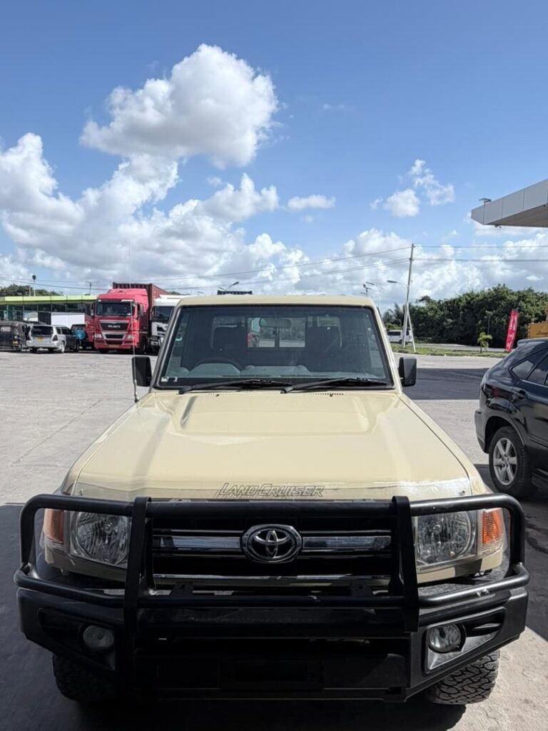 Used Toyota Land Cruiser 79 Pickup 2014 for Sale in Dar es Salaam