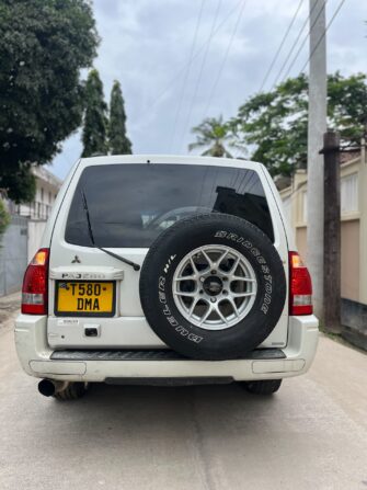 Bei Ya Mitsubishi Pajero 2010 Sokoni Dar es Salaam Tanzania