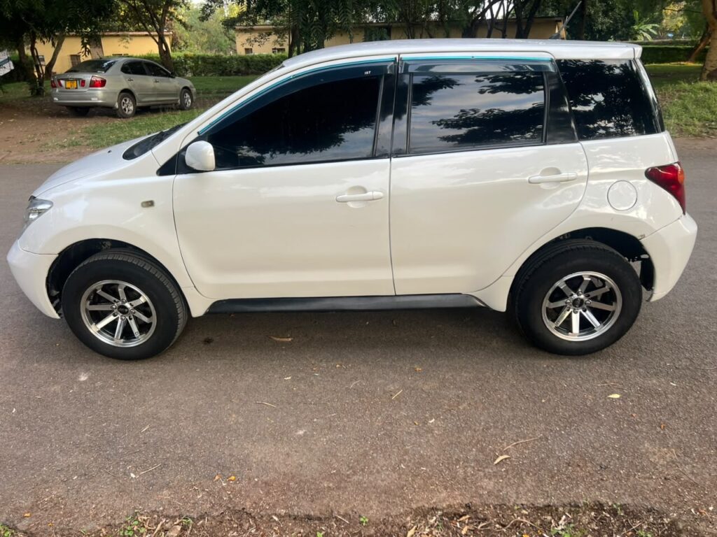 Toyota IST 2004 Inauzwa Arusha Tanzania