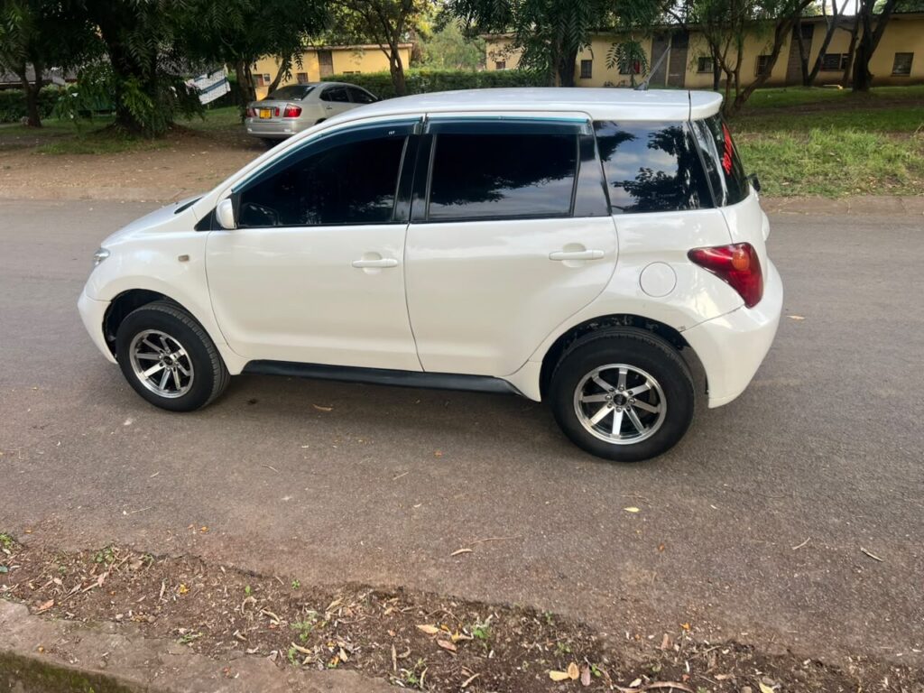 Magari Sokoni Toyota IST ya Bei Poa 2004