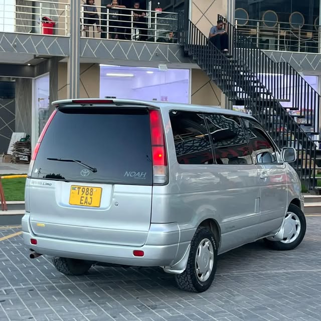 Toyota Noah bei poa sokoni Dar es Salaam Tanzania