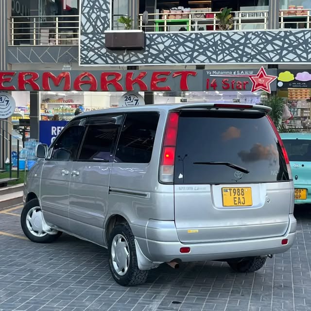 Magari Noah 2001 lipo Dar es Salaam