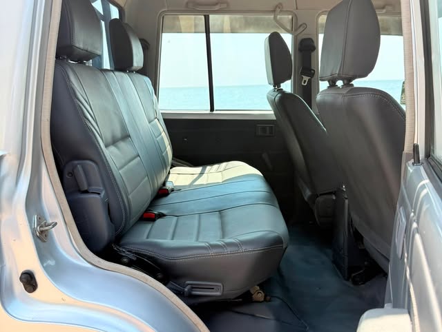 Toyota Land Cruiser 70 Series bei poa sokoni Mwanza Tanzania